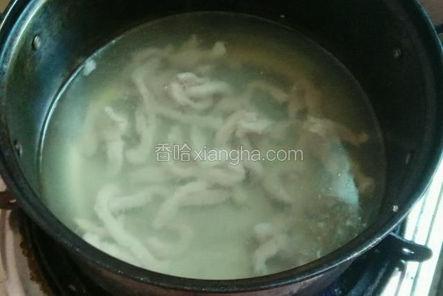 肉丝用水过一会捞出。