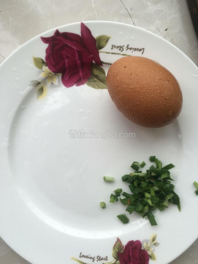 韭菜末兑鸡蛋打散，放面粉和水和匀