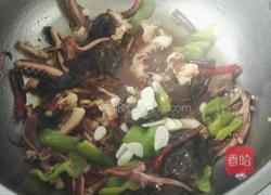 鱿鱼爪炒木耳的做法图解8