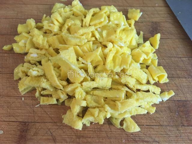 平底锅倒入适量的油，鸡蛋打散放入适量的盐调味，煎成蛋饼，取出切成小块备用！