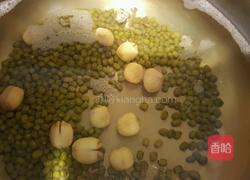 绿豆莲子百合桂圆粥的做法图解5