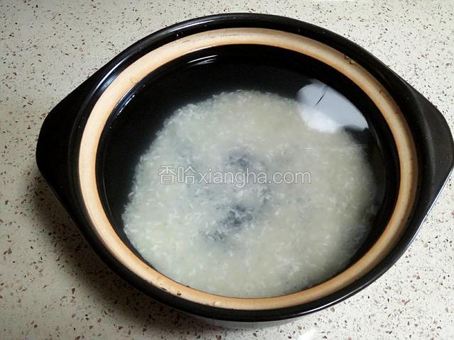 大米和糯米淘洗干净放入锅内添加适量的水浸泡20分钟。