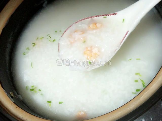粥熬好时，放入适量的葱花即可。