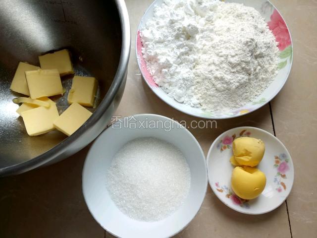 准备所以食材，黄油提前软化。