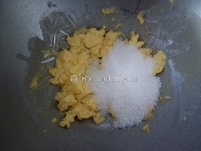 软化的黄油里加入白糖搅拌。(防止打蛋器将白糖贱飞)