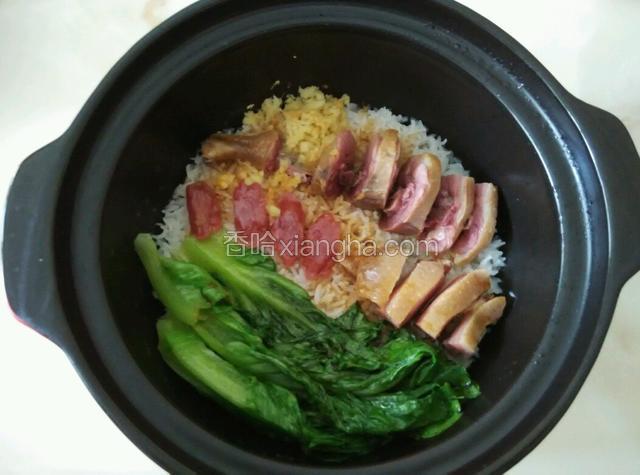 等饭干水后，加入青菜和姜末，加点油，酱油，继续煮一小会，煲仔饭要有点锅巴才够香