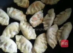 Illustration of how to make pan-fried scallion and coconut dumplings 4