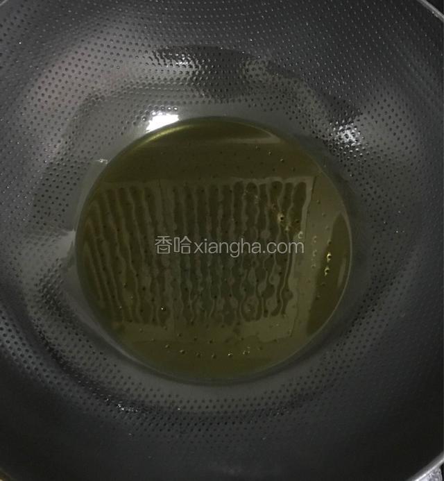 锅内放油烧至八分热