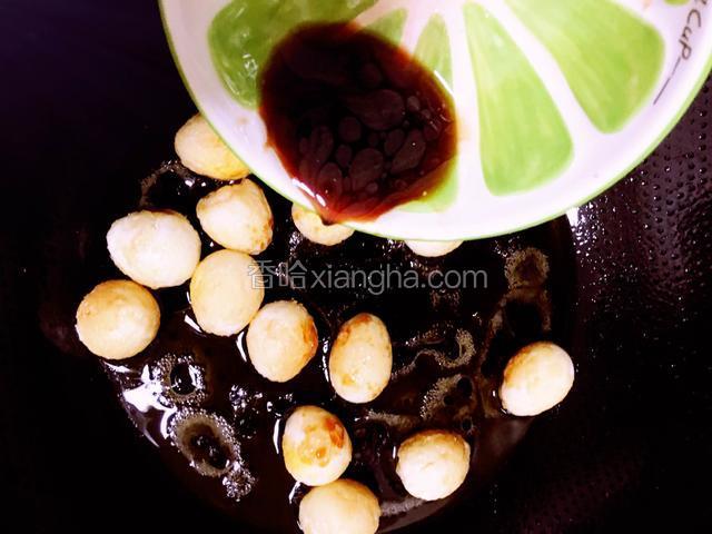 倒入调好的酱汁翻炒一会