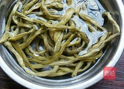 酸豆角炒猪喉结的做法图解3