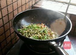 酸豆角炒猪喉结的做法图解14