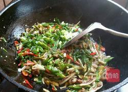 酸豆角炒猪喉结的做法图解16