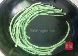 豇豆炒雪花菇的做法图解2