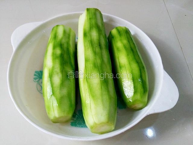 把丝瓜去皮，备用