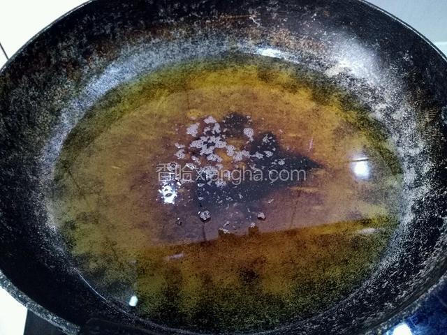 热锅倒油，大约500克的油，