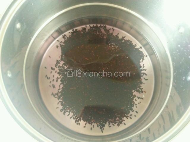 锅里添水（大约1000毫升），加入洗净的黑米。