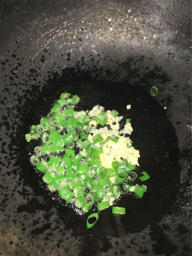 油热后放入花椒粒爆香后捞出，放入葱蒜爆炒。