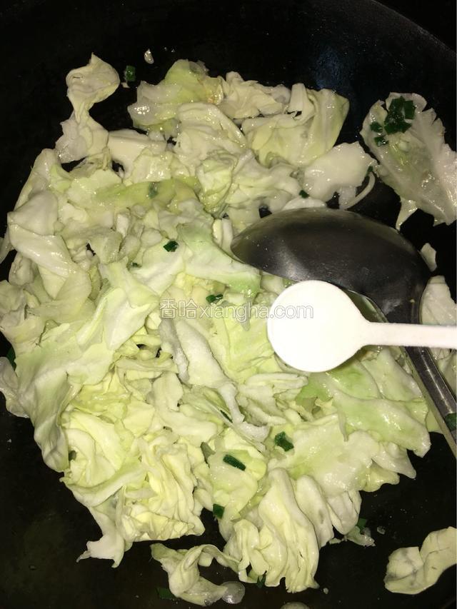 放盐调味。