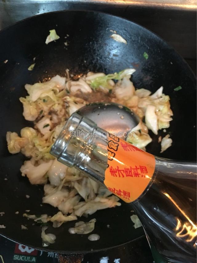 爆炒片刻起锅时烹入料酒提香。