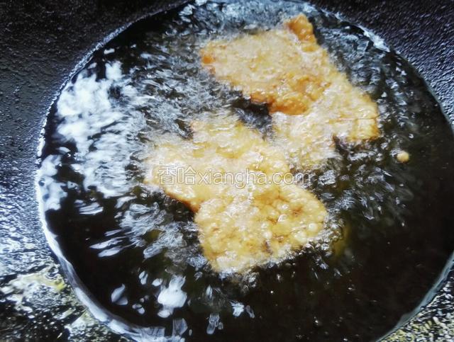 油锅里油烧至7成热下入肉片炸至两面金黄即可捞出控油