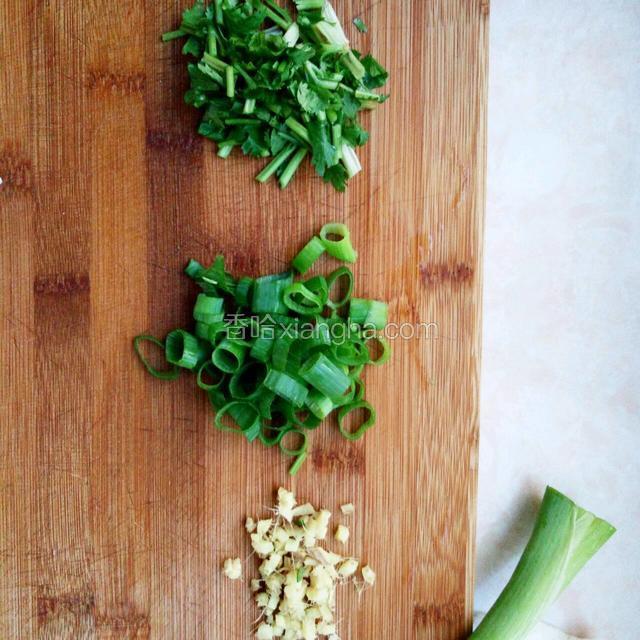 香菜、葱和姜切碎