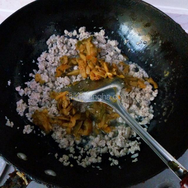 等肉沫炒碎加入榨菜
