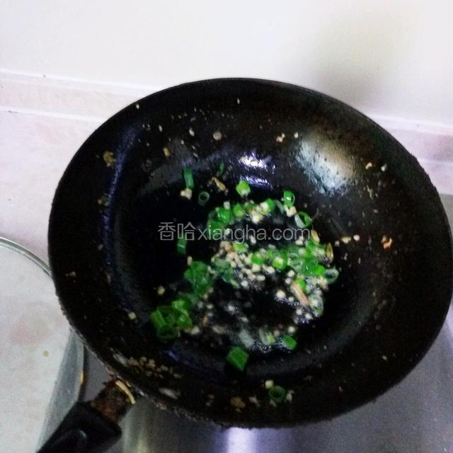 翻炒几下以后盛出备用，再加入少许油，加入葱花和姜爆香