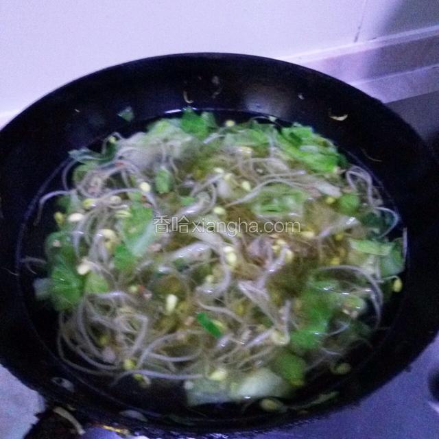 加入适量水开始煮菜