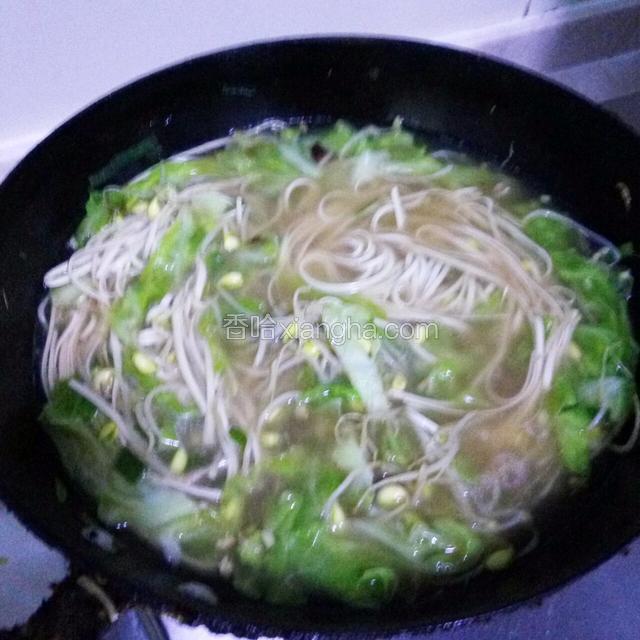 等开锅加入面条，煮至自己喜欢的火候