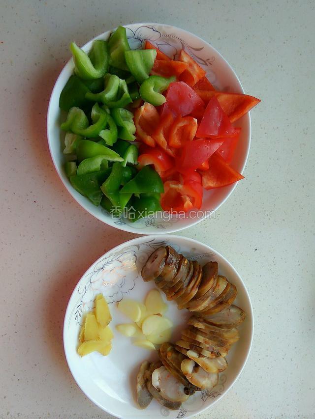 准备好食材：青椒切块儿，腊肠、姜、蒜分别切片儿