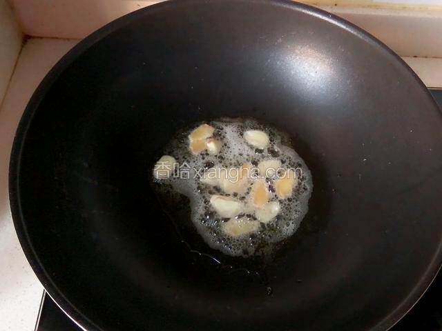 油烧到七分热，放入姜片儿和蒜片儿