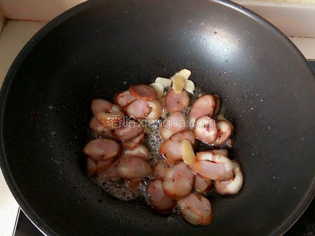 翻炒出香味后放入腊肉。