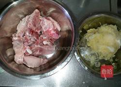 猪脊骨炖酸菜的做法图解2