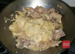 猪脊骨炖酸菜的做法图解10