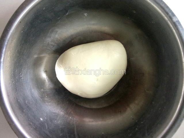 这时候面团也醒的差不多了，把面团揉光滑！