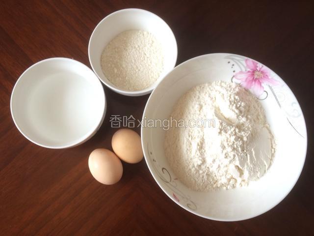 准备好食材（留一些面粉做面薄，鸡蛋打散后备用）