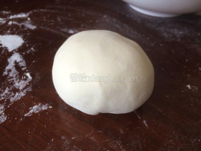 用手揉成光滑的面团