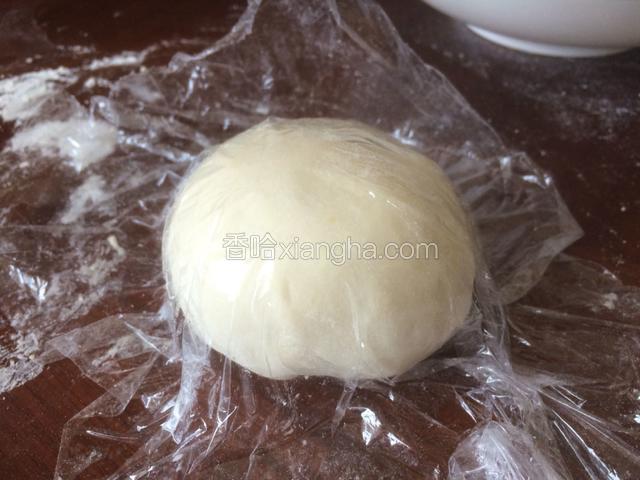 用保鲜膜醒发十五至二十分钟