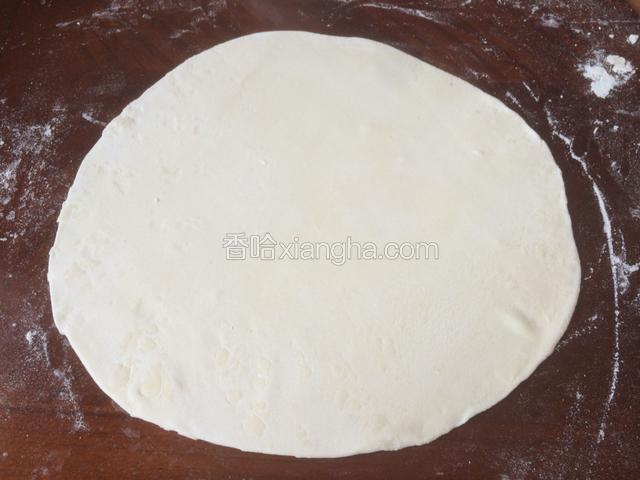用擀面杖擀成圆饼装