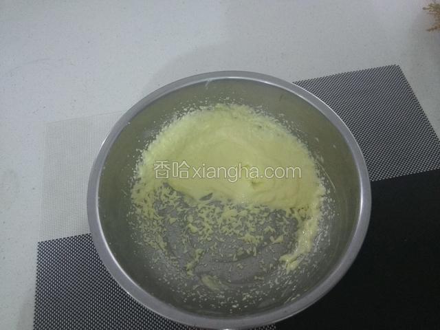 用电动，打蛋器搅拌至发白柔顺