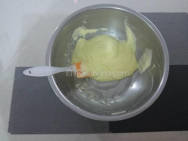 把鸡蛋液全部，打发，打均匀
