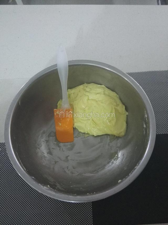 用刮刀搅拌至无结块，呈均匀状态