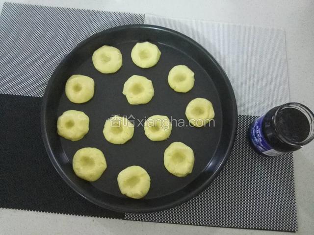 在中间轻轻按出一个坑