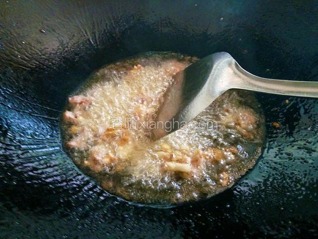 锅中倒油适量食用油烧热下肥肉大火翻炒片刻倒入瘦肉翻炒至微黄。