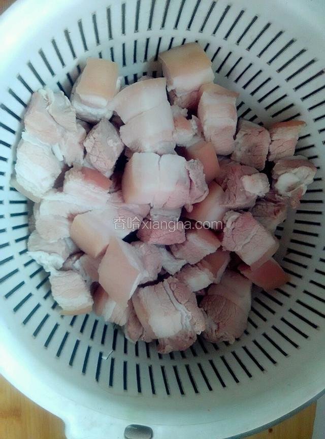 五花肉汆水去杂质
