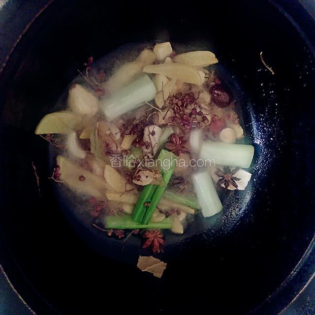 冰糖，葱姜蒜，香料凉油入锅翻炒至色泽变红