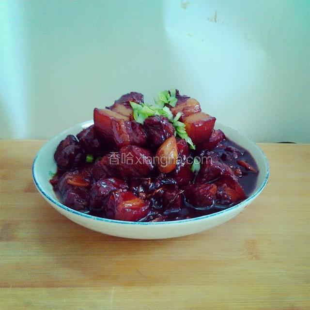 我用的是普通锅子，炖了两个小时，肉质口感是筋道的。如果用高压锅，只需要炖半个小时，口感是香嫩的。跟据个人爱好选择锅。