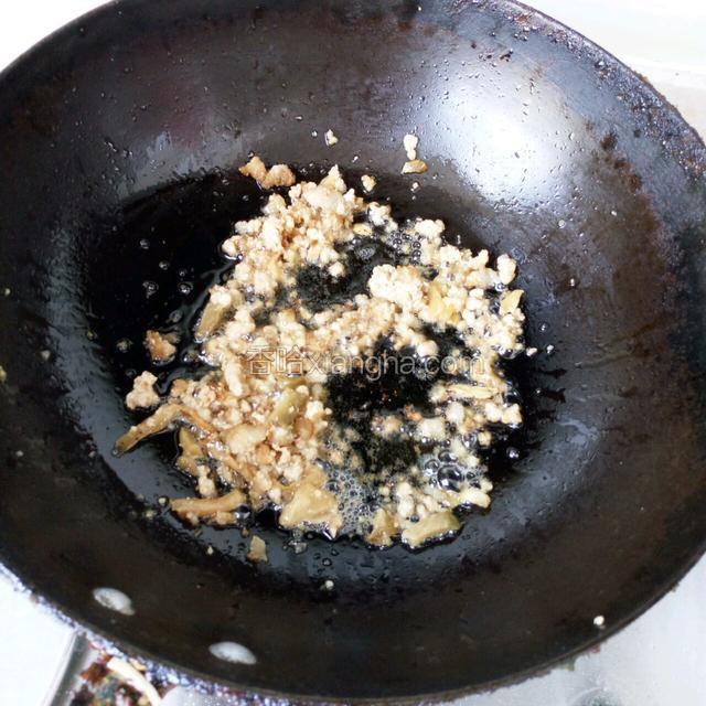 锅内加油热油，将肉沫倒入翻炒几下