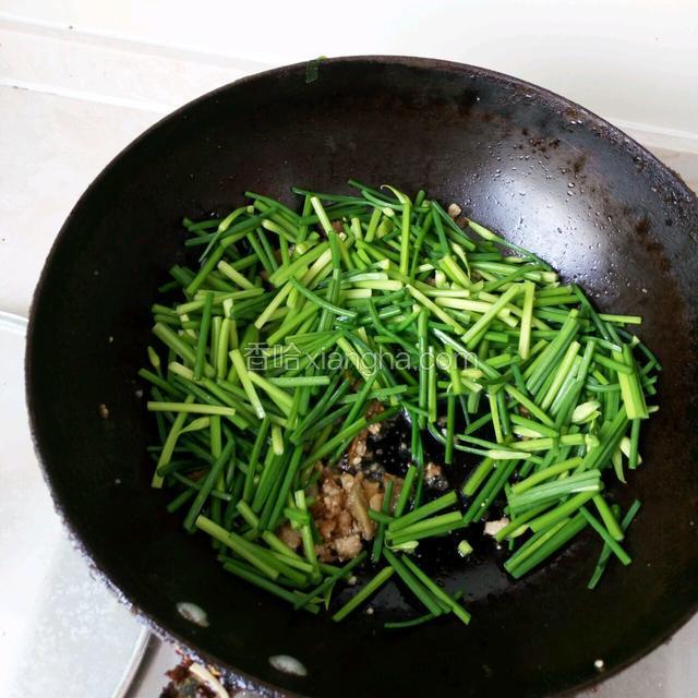加入韭苔翻炒，（如果用现剁的肉沫的话加入适量盐，味极鲜和醋继续翻炒）