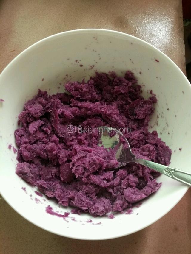 紫薯洗净上锅蒸熟，煮好去皮用勺子碾碎